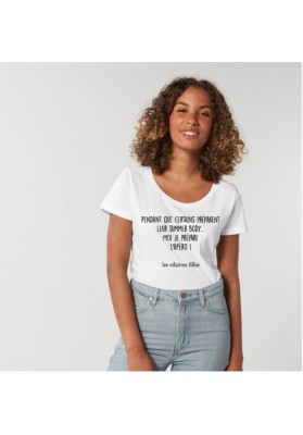 Tee-shirt Pendant que certains préparent marque les vilaines filles